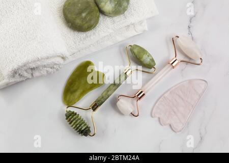 Guasha cinese per il massaggio. Centro benessere, cura della pelle, trattamento del corpo. Assistenza sanitaria del corpo. Strumento medico. Foto Stock