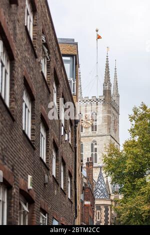 La torre della cattedrale di Southwark nel quartiere londinese di Southwark, come si vede da Winchester Walk Foto Stock