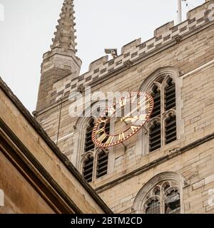 Dettaglio architettonico della Torre della Cattedrale di Southwark nella zona di bankside del quartiere londinese di Southwark Foto Stock