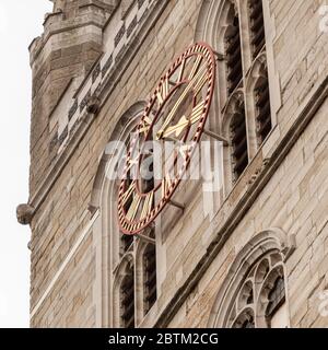 Dettaglio architettonico della Torre della Cattedrale di Southwark nella zona di bankside del quartiere londinese di Southwark Foto Stock