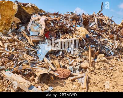 parti di rinforzo metalliche e altri detriti da costruzione in corrispondenza dello scarico dei rifiuti da costruzione. Foto Stock
