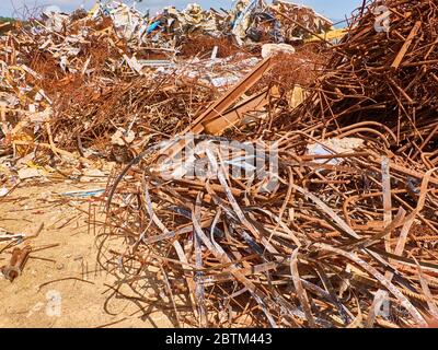 parti di rinforzo metalliche e altri detriti da costruzione in corrispondenza dello scarico dei rifiuti da costruzione. Foto Stock