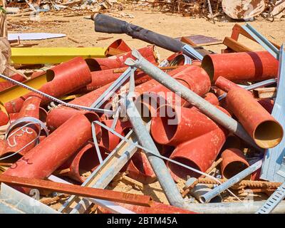tubi e altri detriti di costruzione in corrispondenza di scarico dei rifiuti di costruzione. Foto Stock