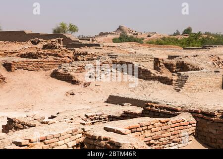 Mohenjo daro, tumulo di Stupa, sito archeologico della civiltà della Valle dell'Indo, 2500 a.C., distretto di Larkana, provincia di Sindh, Pakistan, Asia meridionale, Asia Foto Stock