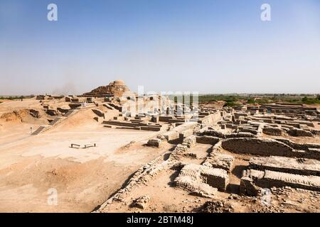 Mohenjo daro, tumulo di Stupa, sito archeologico della civiltà della Valle dell'Indo, 2500 a.C., distretto di Larkana, provincia di Sindh, Pakistan, Asia meridionale, Asia Foto Stock