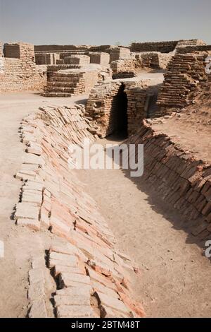 Mohenjo daro, tumulo di Stupa, sito archeologico della civiltà della Valle dell'Indo, 2500 a.C., distretto di Larkana, provincia di Sindh, Pakistan, Asia meridionale, Asia Foto Stock