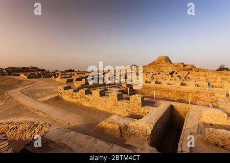 Mohenjo daro, stupa buddista e Grande bagno, Indo Valley Civilization, 2500 BCE, Distretto di Larkana, Provincia di Sindh, Pakistan, Asia meridionale, Asia Foto Stock