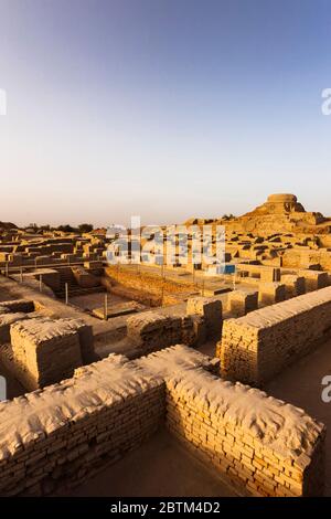 Mohenjo daro, stupa buddista e Grande bagno, Indo Valley Civilization, 2500 BCE, Distretto di Larkana, Provincia di Sindh, Pakistan, Asia meridionale, Asia Foto Stock