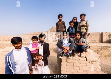 Studenti a Mohenjo daro, sito archeologico della civiltà della Valle dell'Indo, 2500 BCE, distretto di Larkana, provincia di Sindh, Pakistan, Asia meridionale, Asia Foto Stock