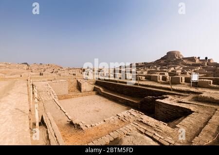 Mohenjo daro, stupa buddista e Grande bagno, Indo Valley Civilization, 2500 BCE, Distretto di Larkana, Provincia di Sindh, Pakistan, Asia meridionale, Asia Foto Stock