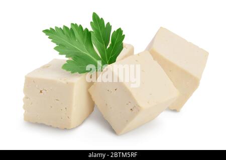 tofu a dadini isolato su fondo bianco con percorso di ritaglio e profondità di campo completa, Foto Stock