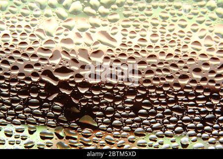 Le gocce di acqua di condensa sul vetro del finestrino Foto Stock