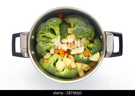 Cuoci a pressione con carote di patate al broccoli. Pasto sano di verdure senza grasso Foto Stock