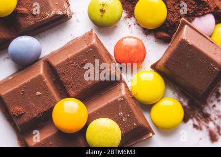 once di cioccolato e di tartarughe mescolate su un fondo di polvere di cacao Foto Stock