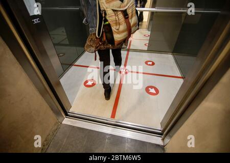 Dettagli con un piano ascensore segmentato in quattro posti per stare in piedi per la distanza sociale durante l'epidemia di covid-19. Foto Stock