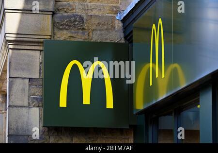 Logo McDonald's. Stricklandgate, Kendal, Cumbria, Inghilterra, Regno Unito, Europa. Foto Stock