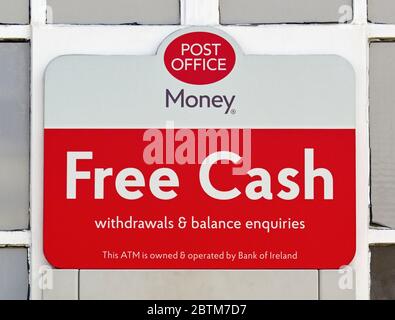 Denaro per ufficio postale. Prelievi di contanti e richieste di saldo gratuiti. Banca d'Irlanda ATM. Stricklandgate, Kendal, Cumbria, Inghilterra, Regno Unito, Europa. Foto Stock