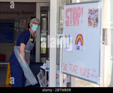 Un infermiere di triage attende i pazienti nel reparto di emergenza del Frimley Park Hospital di Surrey. Data immagine: 22/5/2020. Foto Stock