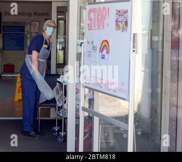 Un infermiere di triage attende i pazienti nel reparto di emergenza del Frimley Park Hospital di Surrey. Data immagine: 22/5/2020. Foto Stock