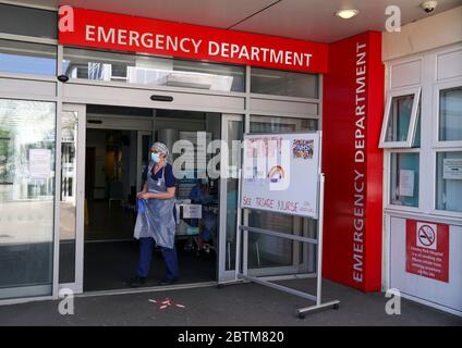 Un infermiere di triage attende i pazienti nel reparto di emergenza del Frimley Park Hospital di Surrey. Data immagine: 22/5/2020. Foto Stock