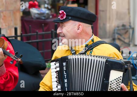 Gerusalemme, Israele - 15 marzo 2006: Purim carnevale, musicista di strada. Un uomo suona la fisarmonica. Nel centro di Gerusalemme. Purim viene celebrato ogni anno Foto Stock