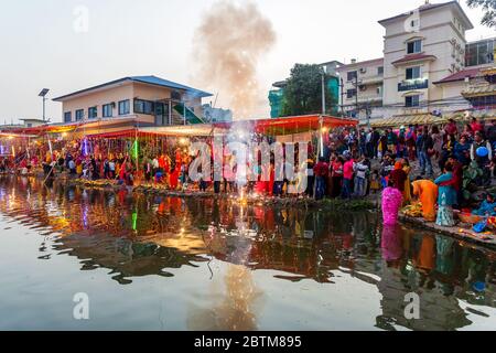 Kathmandu, Nepal - 1,2019 novembre: Devoti indù celebrano il Chhath Puja Festival a Kamal pokhari, Kathmandu. Festa di Chath Puja Foto Stock