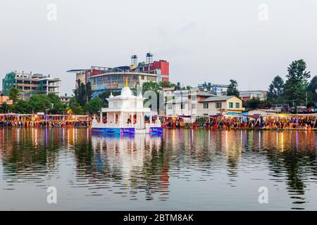 Kathmandu, Nepal - 1,2019 novembre: Devoti indù celebrano il Chhath Puja Festival a Kamal pokhari, Kathmandu. Festa di Chath Puja Foto Stock