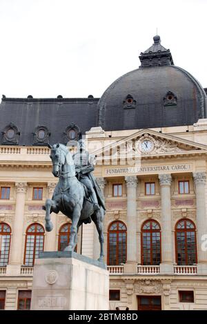 Statua del re Carol i di fronte alla Biblioteca dell'Università Centrale (Biblioteca Centrala Universitaria), Bucarest, Romania Foto Stock