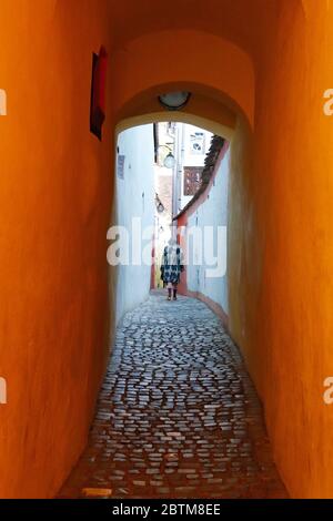 Strada Sforii a Brasov, Romania, una delle strade più strette d'Europa Foto Stock