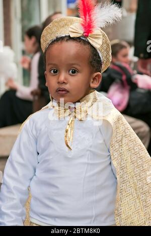 GERUSALEMME, ISRAELE - 15 MARZO: Carnevale di Purim, Ritratto di un ragazzino non identificato vestito come un principe. 15 marzo 2006 a Gerusalemme, Israele. Purim Foto Stock