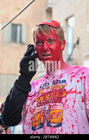 GERUSALEMME, ISRAELE - MARZO 15: Carnevale di Purim, ritratto di un giovane non identificato il suo volto è dipinto in rosso. 15 marzo 2006 a Gerusalemme, Israele. Foto Stock