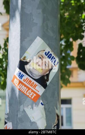 Rimane l'adesivo della campagna pre-elettorale Ladislav Jakl, elezioni del Senato 2018 a Praga, Repubblica Ceca, sulla foto del 24 maggio 2020. (Foto/libor. CTK Foto Stock