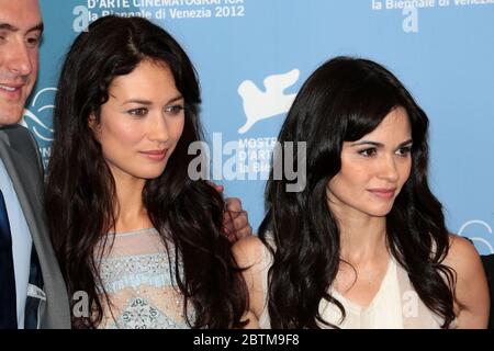 VENEZIA, ITALIA - SETTEMBRE 02: Romina Mondello e Olga Kurylenko sono alla Photocall 'to the Wonder' durante il 69° Festival del Cinema di Venezia Foto Stock