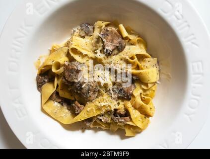 Pappardelle con salsa di funghi cremosa Foto Stock