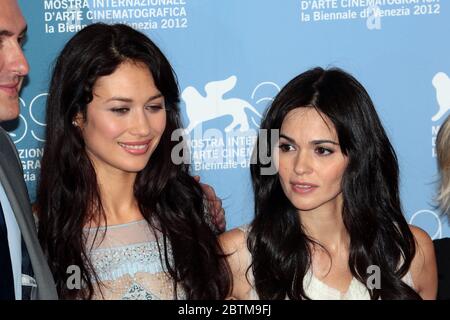 VENEZIA, ITALIA - SETTEMBRE 02: Romina Mondello e Olga Kurylenko sono alla Photocall 'to the Wonder' durante il 69° Festival del Cinema di Venezia Foto Stock