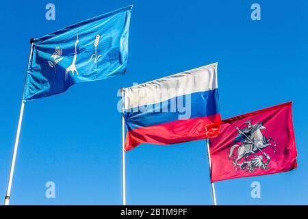Tre bandiere di soffiaggio del Rocket Monumento ai Conquistatori dello spazio, Federazione Russa e Mosca Città. Foto Stock