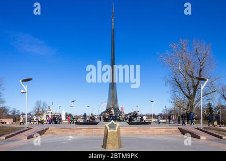 Panorama del Monumento a Rocket ai Conquistatori dello spazio con il Museo Memoriale della Cosmonautica a Mosca, Russia. Foto Stock