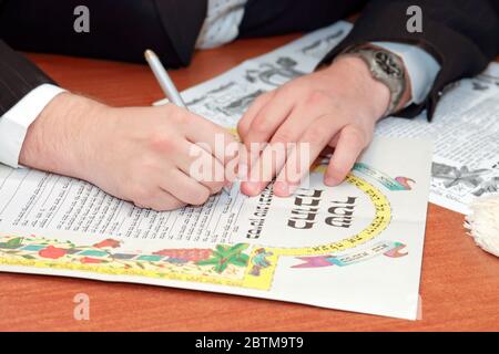 Tradizionale matrimonio ebraico, firma accordo prenuptial ketubah. Contratto di matrimonio ebraico. Foto Stock