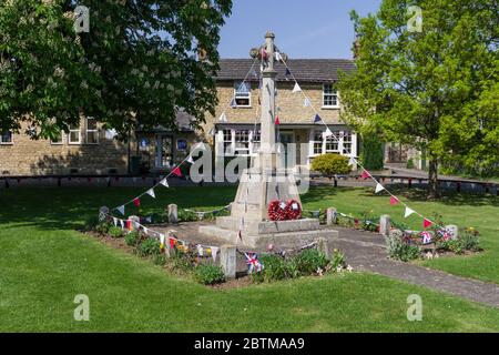 Memoriale di guerra coperto con congestione per celebrare il 75 ° anniversario del VE Day; il villaggio verde, Stoke Goldington, Buckinghamshire, Regno Unito Foto Stock