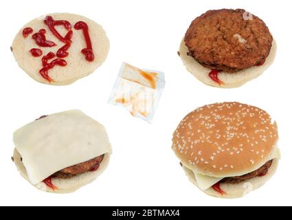 Assemblare un hamburger senza gusto a buon mercato con formaggio a cotoletta e ketchup. Isolato pandemico tempo cibo impostato Foto Stock