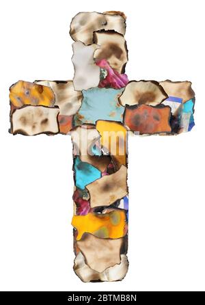 Croce di Gesù nel mio cuore fatta da pagine bruciate della Santa bibbia. Isolato su collage bianco Foto Stock