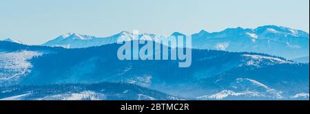 Zaoadne Tatry montagne da Brestova a Velka Kamenista picco e più vicino colline di Beskid Zywiecki montagne da Magurka Wislanska collina in Beskid SLAs Foto Stock