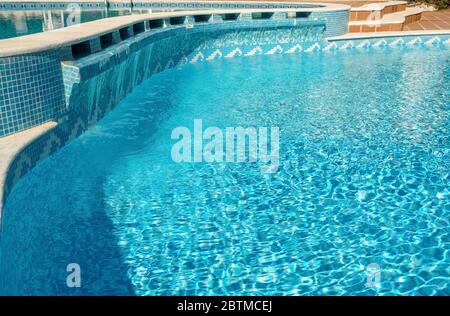 Piscina dal design tradizionale per i turisti. Sullo sfondo del sole luminoso. Foto Stock