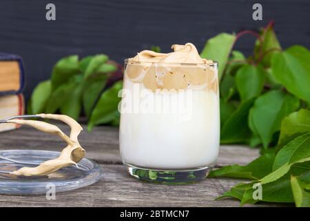 Caffè Dalgona su rustico sfondo di legno. Foto Stock