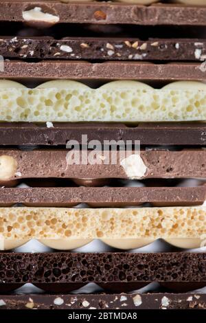 Diversi tipi di cioccolatini con frutta a guscio cacao in polvere e menta - fuoco selettivo, massimo da vicino Foto Stock