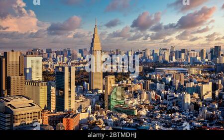 Giappone, Tokyo NTT Docomo torre e centro di Tokyo Foto Stock