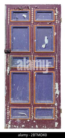 La porta in legno rotto e invecchiata della casa in rovina del villaggio è stata dipinta in viola e rosso. Isolato su bianco Foto Stock