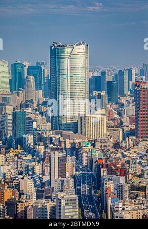 Giappone, Tokyo City, Roppongi Avenue e Roppongi Hills Bldg. Foto Stock