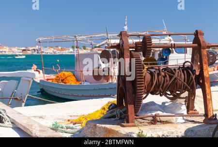 Argano costiero arrugginito per barche in porto. Zante, Grecia Foto Stock