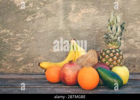 Frutta e verdura su vecchio sfondo di legno. Immagine a toni. Foto Stock